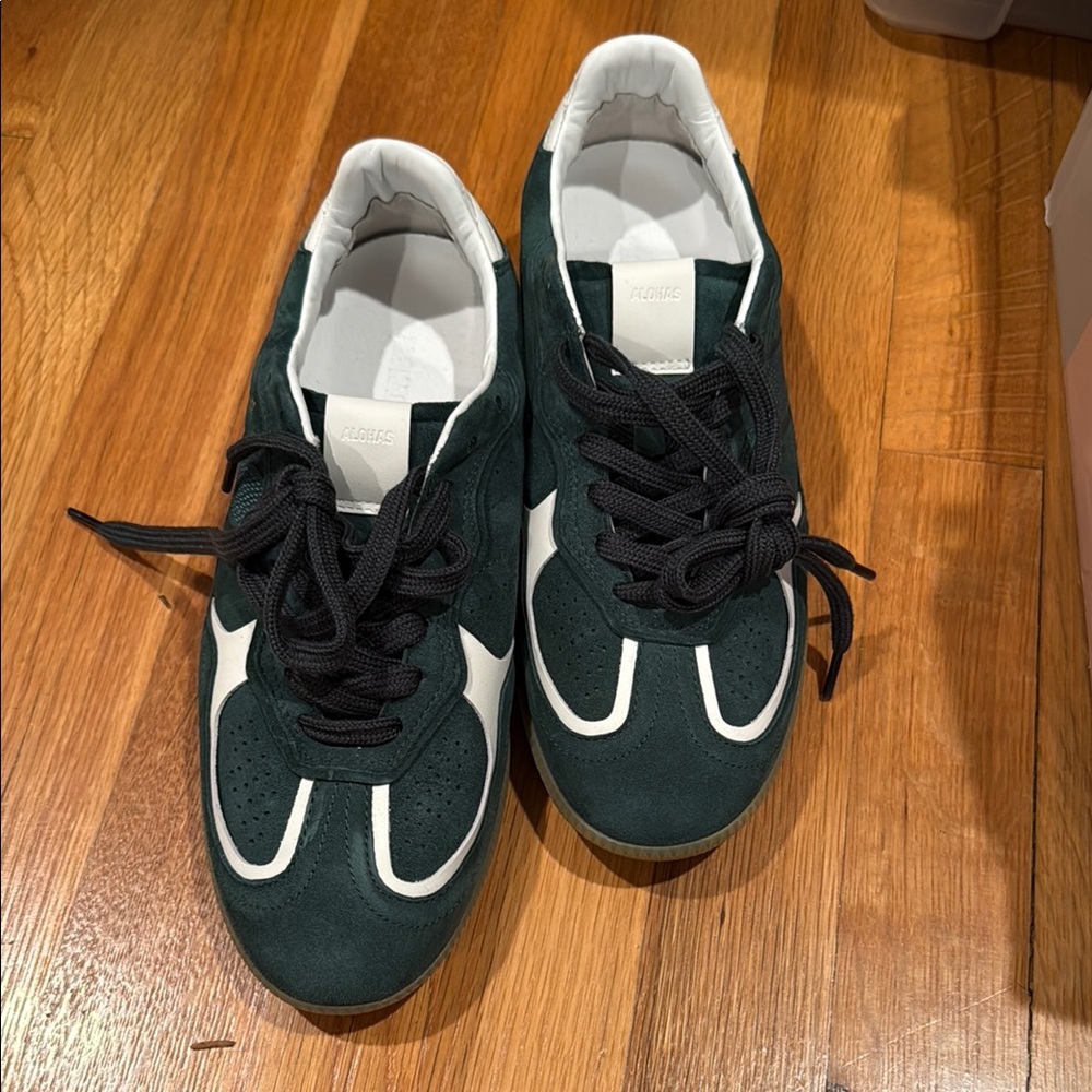 Alohas p 490 Green and White Sneakers 39